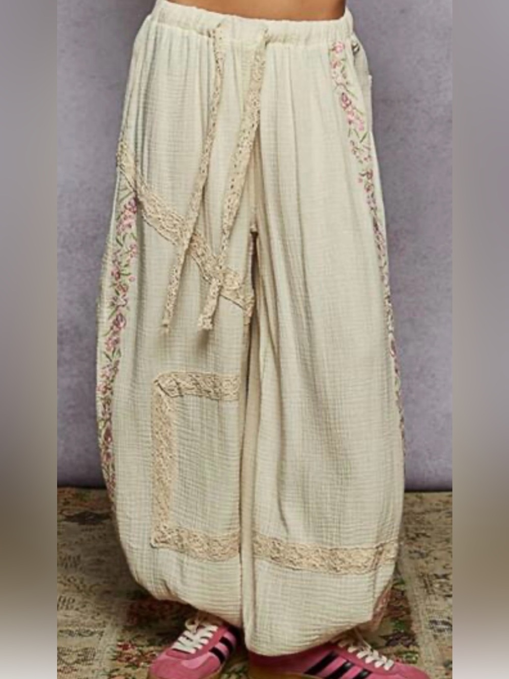 16🌟 NWOT☺️Floral Drift Embroidered
Pants